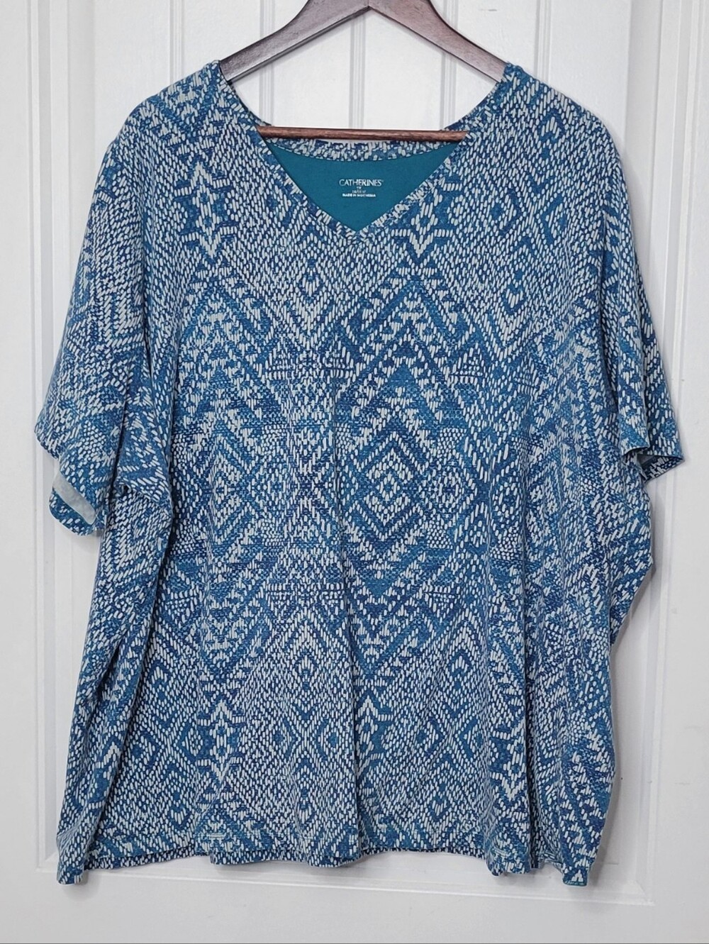 Catherines Teal and White V‑Neck Short Sleeve Geometric Top